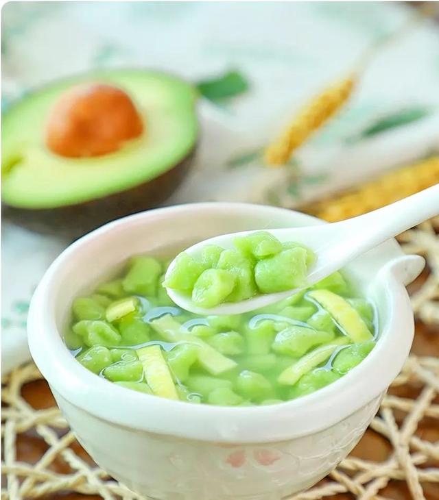 牛油果怎么看熟不熟，牛油果是什么样的图片（为什么牛油果不好吃还巨贵）