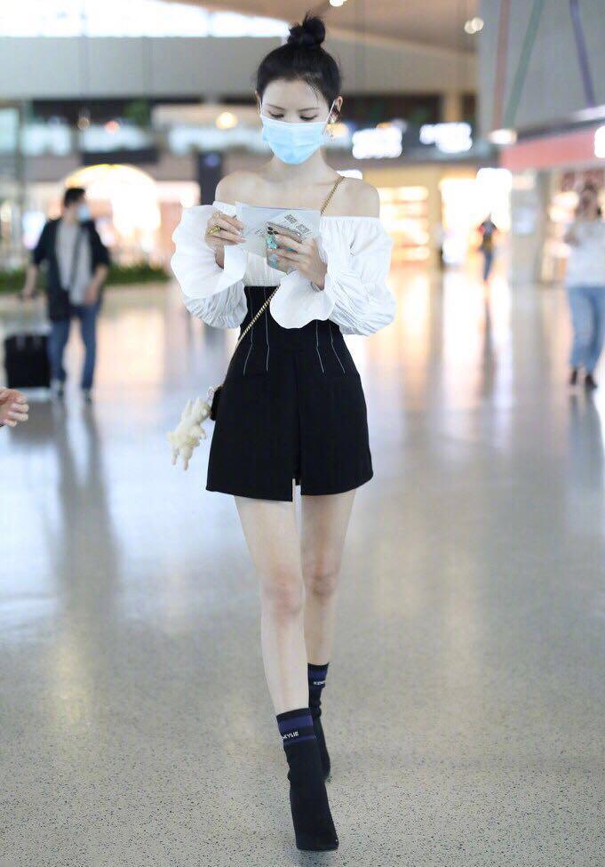 "绝美口罩妆"霸屏的绝美张予曦,身材超棒,口罩穿搭太显眼了