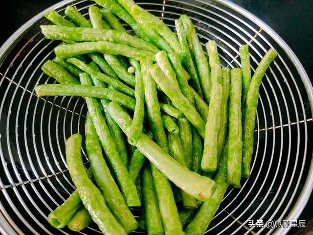 怎样做美味的豆角炒茄子，怎样做美味的豆角炒茄子好吃（茄子炒豆角最好吃家常做法）