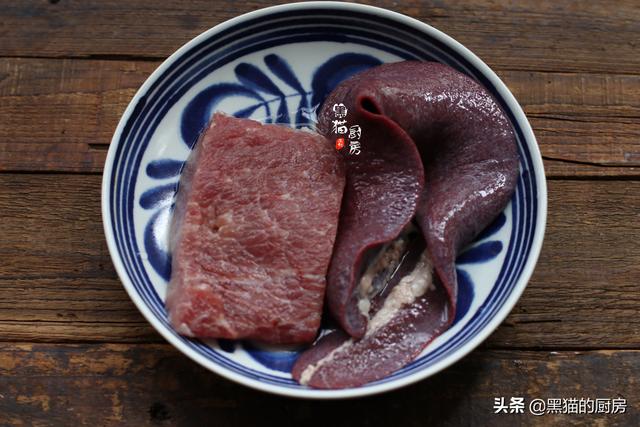 鸡骨草猪横利汤，鸡骨草煲猪横利（广东人常用它煲汤）