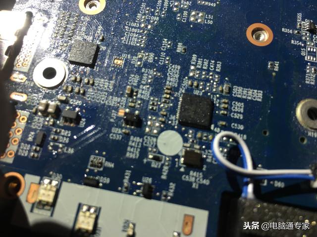 键盘进水了怎么办，笔记本键盘进水怎么办（电脑进水后的紧急补救处理方案）