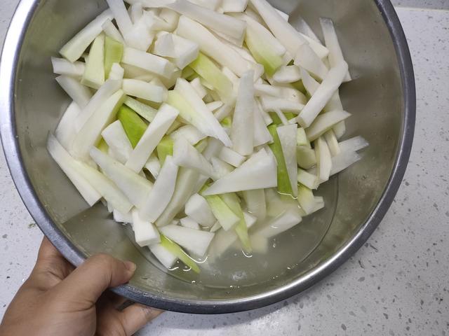 酸甜爽口脆萝卜的做法，自制酸甜爽口脆萝卜做法（酒店的招牌腌萝卜）