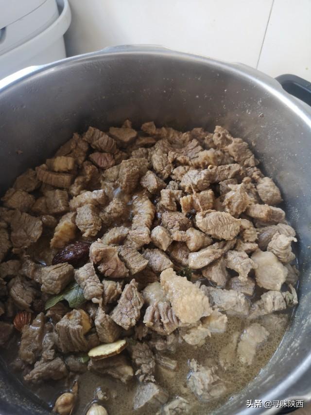 烧牛肉的家常做法，家常红烧牛肉的做法（观看红烧牛肉的家庭做法）