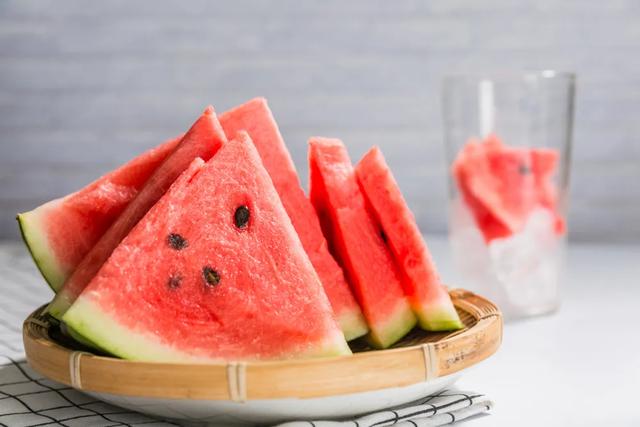 西瓜晚上吃发胖吗，越吃越瘦的10种水果（掌握这4个诀窍就能大胆吃）