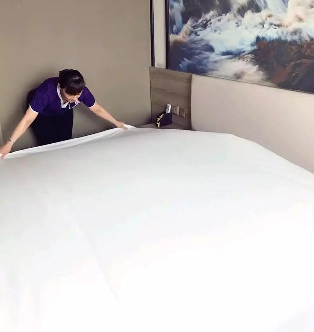 酒店铺床单的方法,酒店铺床单技巧(酒店客房这样铺床省时又省力)