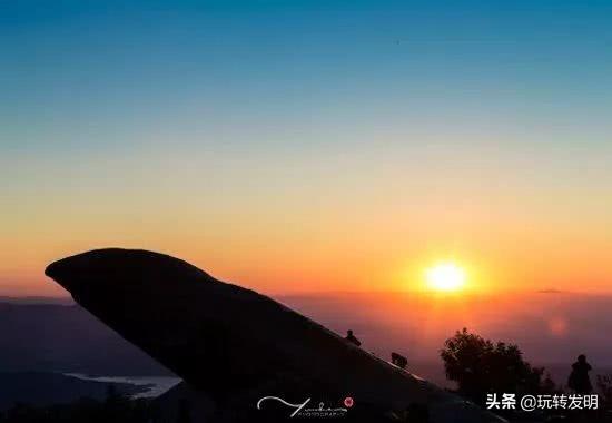 天空是蔚蓝色，天空是蔚蓝色,窗外有千纸鹤下一句（为什么晴朗的天空是蓝色的图片）