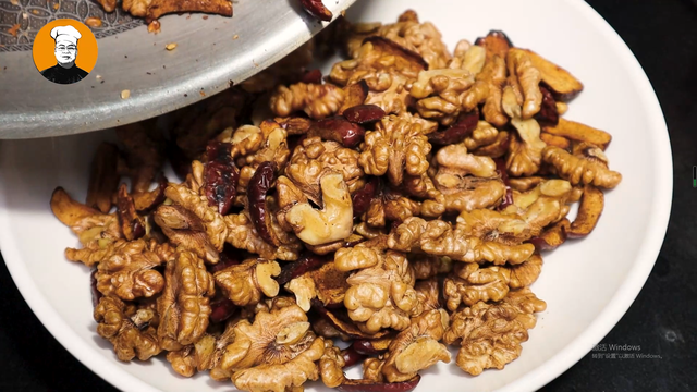 开核桃的小妙招，如何将核桃快速剥开（核桃放锅里蒸一蒸）