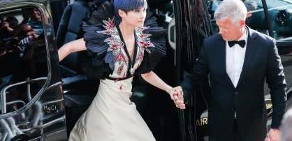 李宇春嫁78岁外国富翁婚礼，李宇春结婚（老头身份曝光后，网友惊呼）
