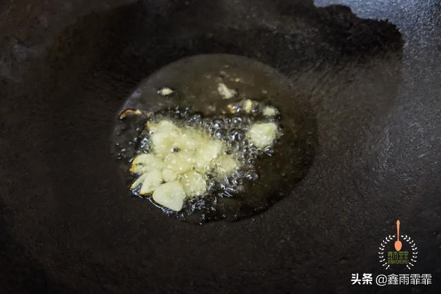 四季豆怎么炒又绿又熟，四季豆怎么炒容易熟（四季豆翠绿脆嫩很入味）