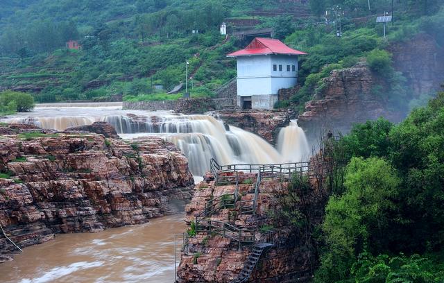 形容瀑布的句子，形容瀑布的句子成语（如巨龙从天降）