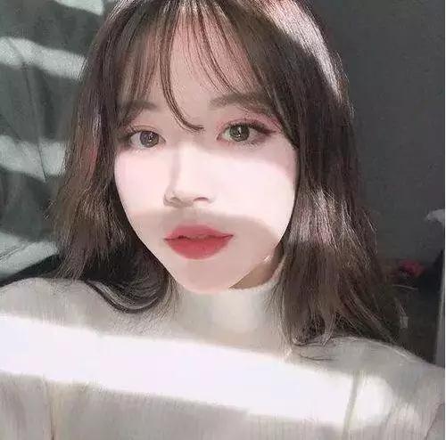 爱自拍女孩必学的姿势，爱自拍女孩必学的姿势有哪些（学好女生最爱的12个自拍姿势）