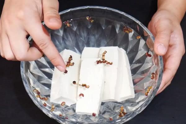 豆腐放冰箱冷藏可以放几天，豆腐可以放冰箱保存几天（只要一碗水，放10天依旧新鲜）