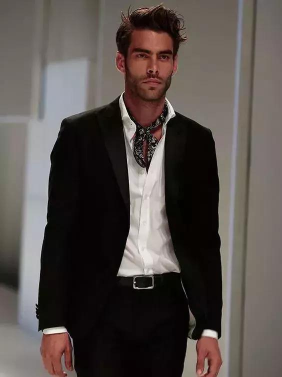 男士丝巾打法，男士方巾丝巾的系法（关于男士丝巾和它的系法）