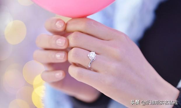 订婚戒指戴哪个手指，订婚后戒指戴哪个手指（订婚戒指和结婚戒指的区别）