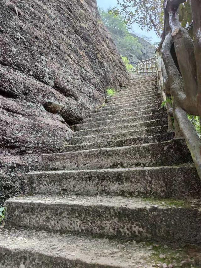 梅州五指石风景区，五指石风景区里面的磨肚峰简介（风景秀丽的小众旅游胜地）