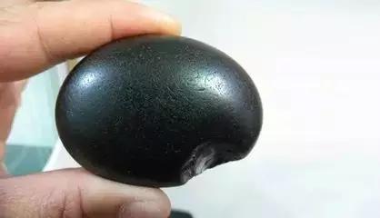 玉石头原石图片，和田玉原石和石头的区别（难得的珠宝玉石原石图谱鉴别大全）