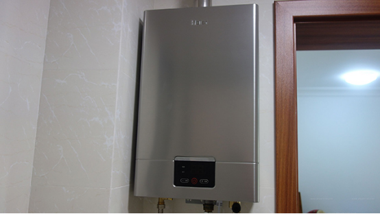 燃气热水器清洗，燃气热水器需要清洗水垢吗（燃气热水器定期清洗保养）