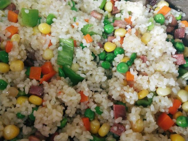 腊肉糯米饭的做法，腊肉糯米饭怎么做更好吃呢（想吃正宗腊肉糯米饭不用愁）
