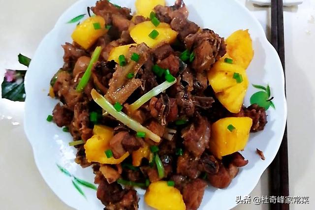菠萝鸭的做法，菠萝鸭的做法视频（家常菜之菠萝鸭肉）