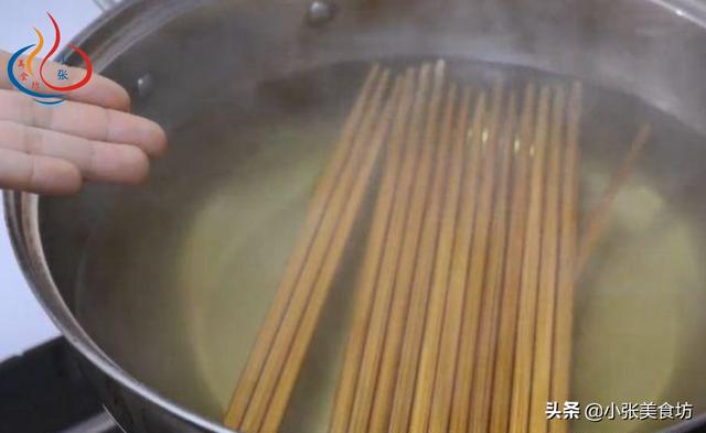筷子发霉了怎么去除，筷子发霉了怎么去除味道（煮一下用10年都不会发霉）