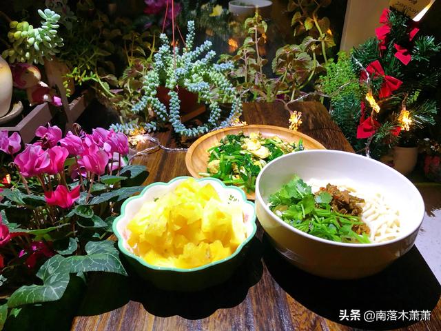 酱炒韭菜鸡蛋的家常做法，大酱韭菜炒鸡蛋的做法（家常小炒：韭菜炒鸡蛋的做法）