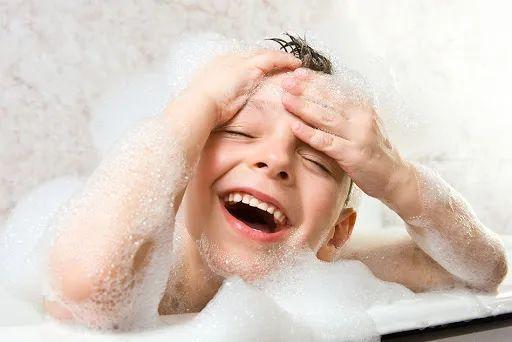 怎么教儿童洗澡，如何教小孩自己洗澡（宝宝学会自己洗澡也很简单）