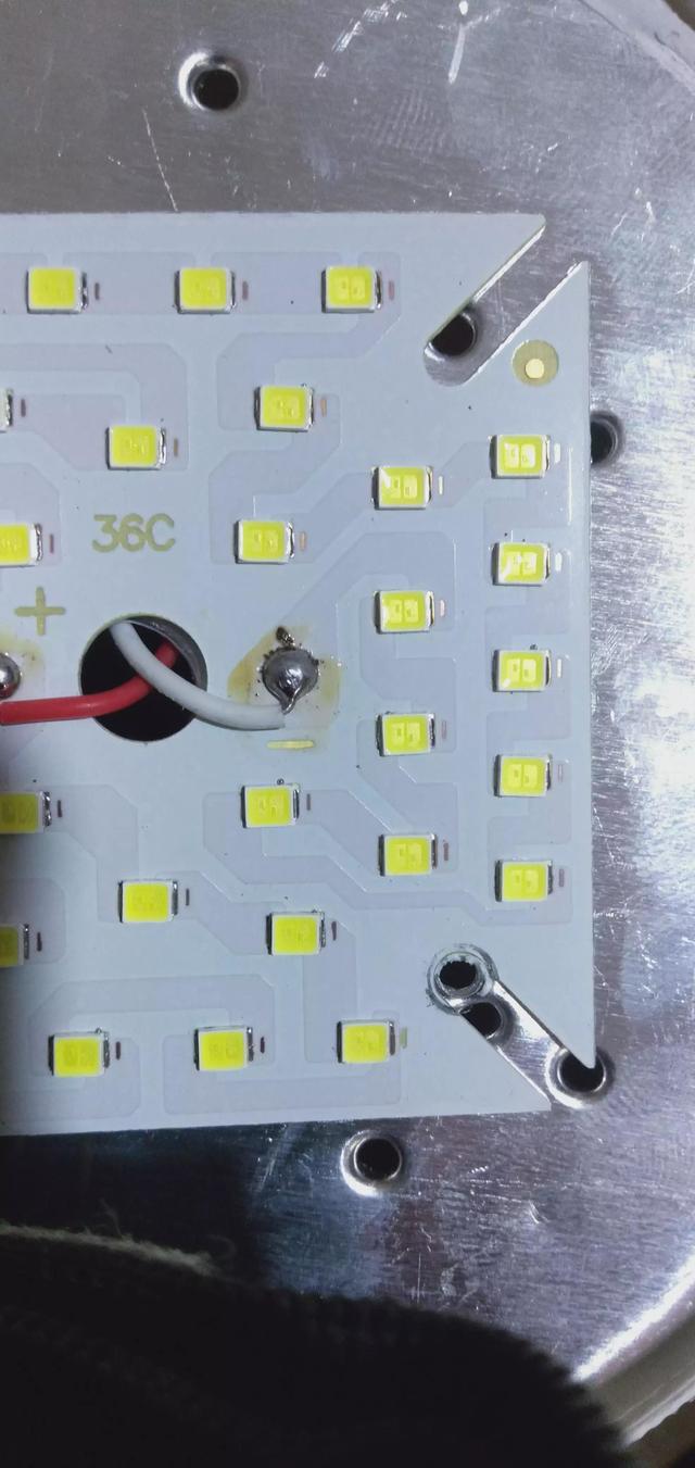 led灯珠一个多少伏（45瓦LED灯的内部构造）