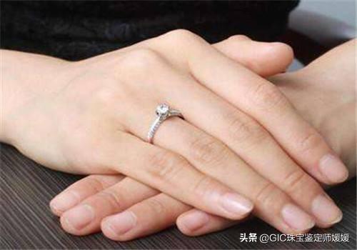 男女朋友戒指戴哪个手指，谈恋爱情侣戒指戴哪个手指（戒指戴在不同的手指都有独特意义）