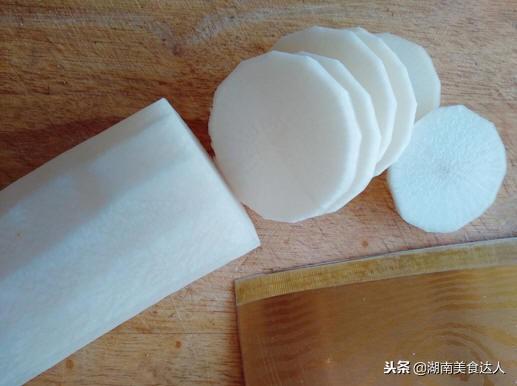 吃清汤火锅涮什么菜好吃，吃清汤火锅涮什么菜好吃呢（试试这样的清汤小火锅）