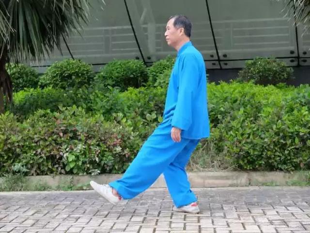 太极拳基本步法及口诀,太极走和跑怎么练 太极拳基本步法及口诀,太极走和跑怎么练