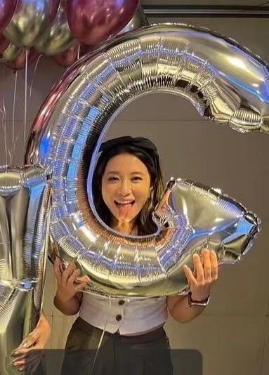 林青霞继女登封面，秦祥林林青霞（林青霞继女罕见露面）