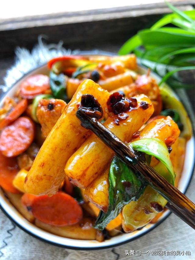 老干妈炒年糕，红烧鲍鱼的做法（秒杀路边摊的老干妈炒年糕）