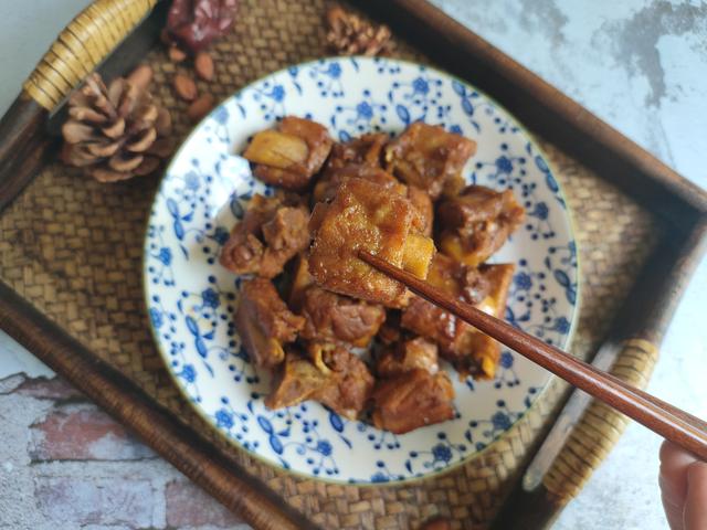 炖排骨什么时候放盐最好，炖排骨汤时什么时候放盐好（难怪排骨发柴不软烂）