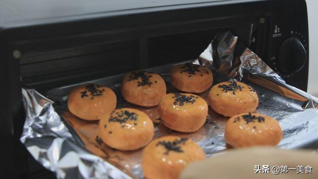 红薯饼的家常做法，做红薯饼的方法简单又好吃（红薯饼怎样做才能软糯可口香甜拉丝）