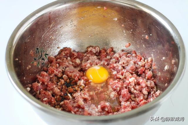 羊肉饺子馅怎么调好吃，羊肉饺子馅怎么做好吃窍门（香嫩多汁的调馅儿方法和漂亮的饺子皮做法）