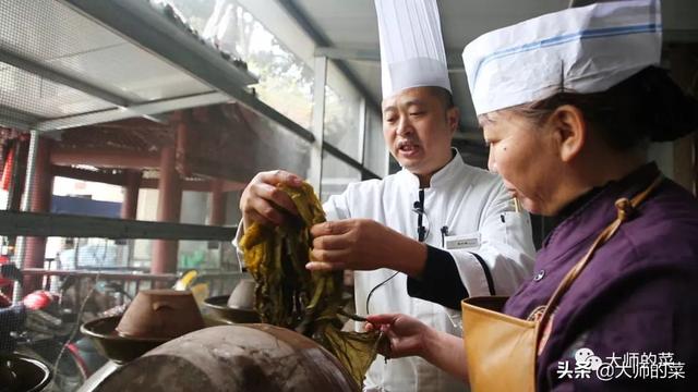 酸菜鲈鱼的简单做法，鲈鱼酸菜鱼的做法（色泽金黄喷香可口的酸菜鲈鱼拯救你）