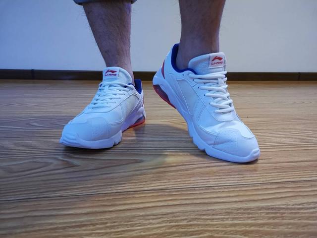 李宁运动鞋怎么样，安踏和李宁哪个质量好（还能为脚部减轻负担）