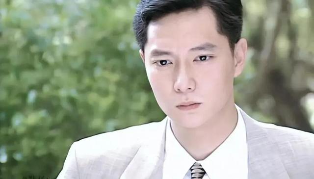 但不可否认的是,琼瑶剧当年真的很火,也捧红了一批又一批男女演员