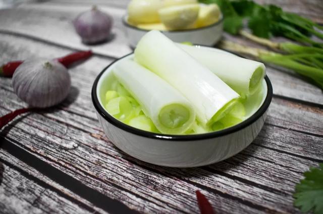 葱烧海参三种家常做法分享，葱烧海参的做法最正宗的做法（国家葱油地理：葱油）