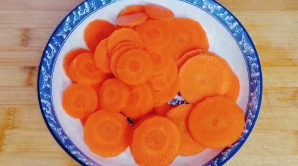 圖片[2]-【雞蛋炒胡蘿卜面】做法步驟圖 我家一周吃5次 比肉還香-起舞食譜網