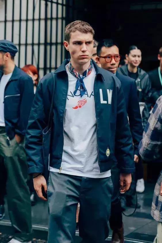 男士丝巾打法，男士方巾丝巾的系法（关于男士丝巾和它的系法）