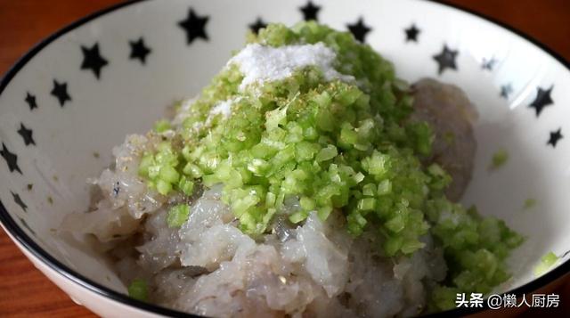 鲜虾饼的做法，虾饼的制作方法（教你懒人版虾饼的做法）