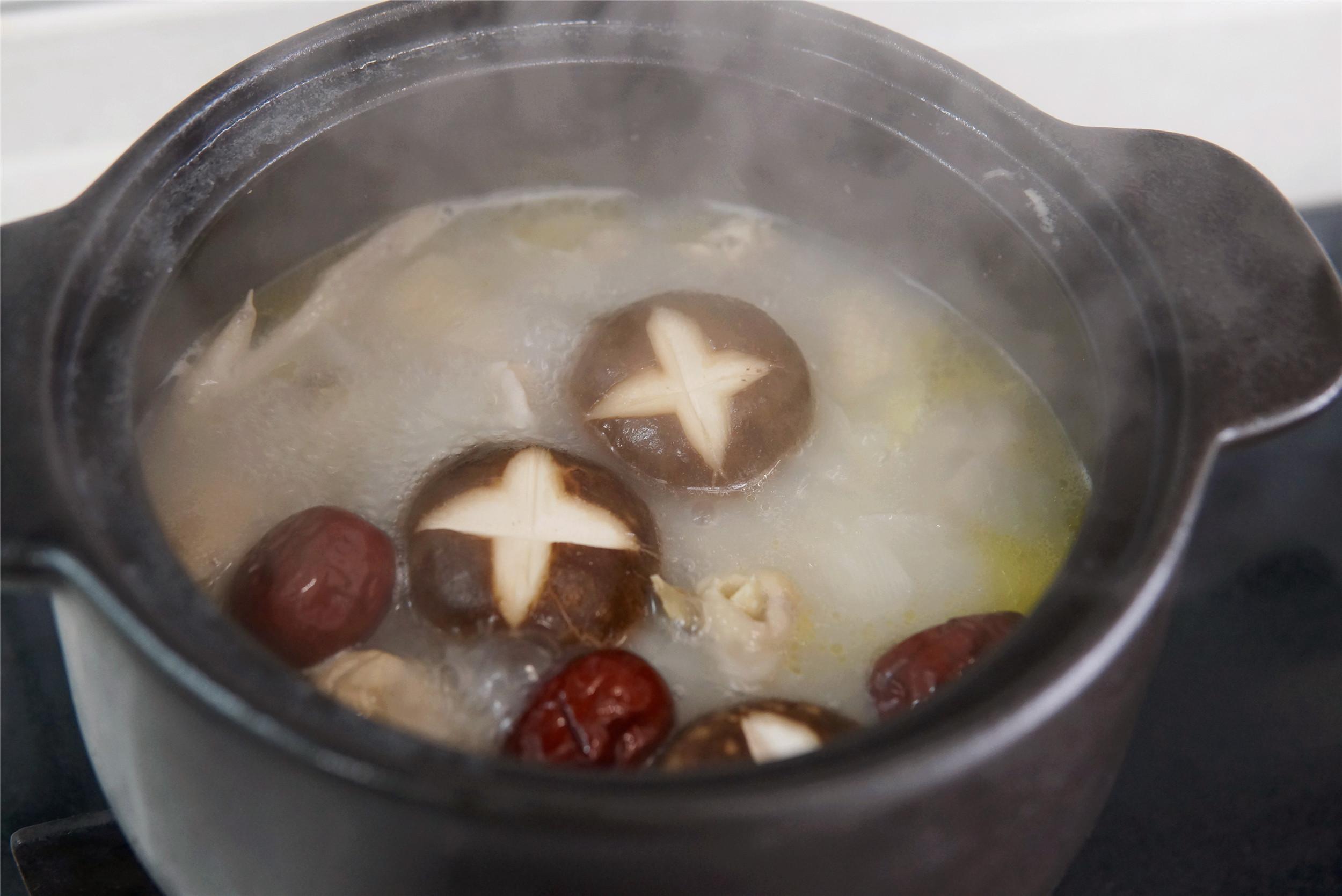 香菇煲鸡汤可以放红枣和枸杞吗，香菇炖鸡汤最好的搭配食材