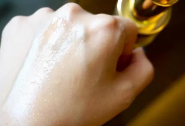 高档化妆品成分含有什么，化妆品都有什么主要成分（最近很火的“以油养肤”）