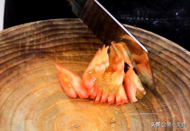 尖椒炒茄丝步骤，尖椒炒茄丝步骤图片（厨师长教你做农家小炒青椒茄丝）