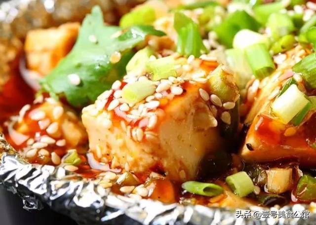 锡纸豆腐的做法，锡纸干豆腐怎么做的（美味的鲜辣锡纸烤豆腐）
