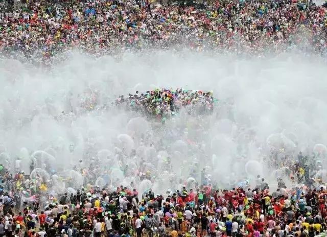 西双版纳傣族新年泼水，西双版纳风俗泼水节（版纳德宏万人泼水大PK）