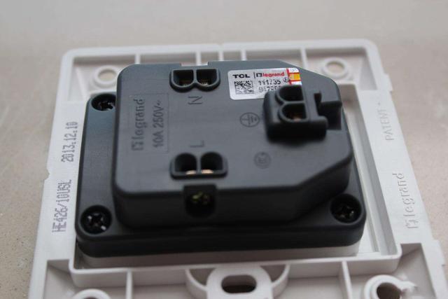 电闸怎么开步骤图解，电闸跳闸了怎么恢复电（找电工花20元换个插座）