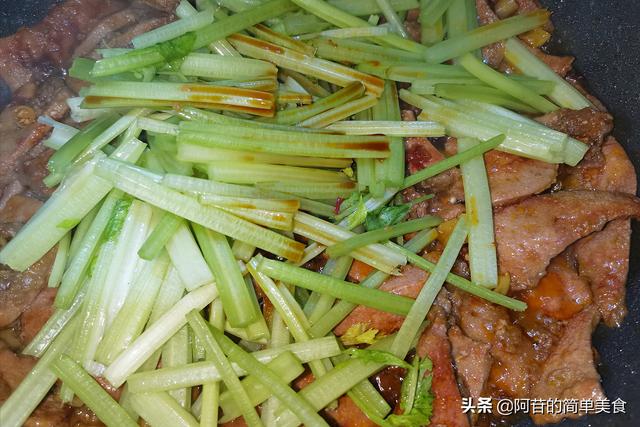 芹菜炒猪肝的做法，炒猪肝芹菜家常做法（家庭版的芹菜炒猪肝）