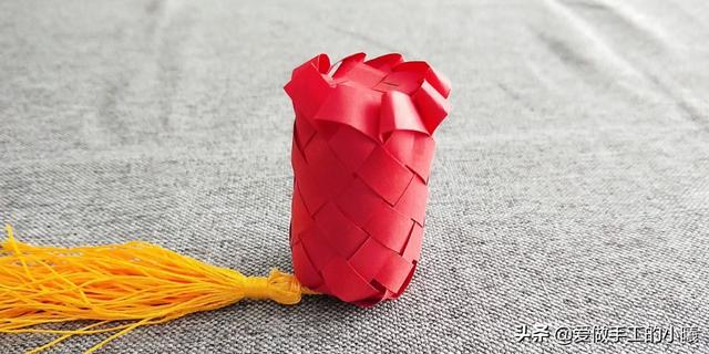 如何用一张纸折纸灯笼，如何用一张纸折纸灯笼视频（用四张纸条做成的折纸灯笼）